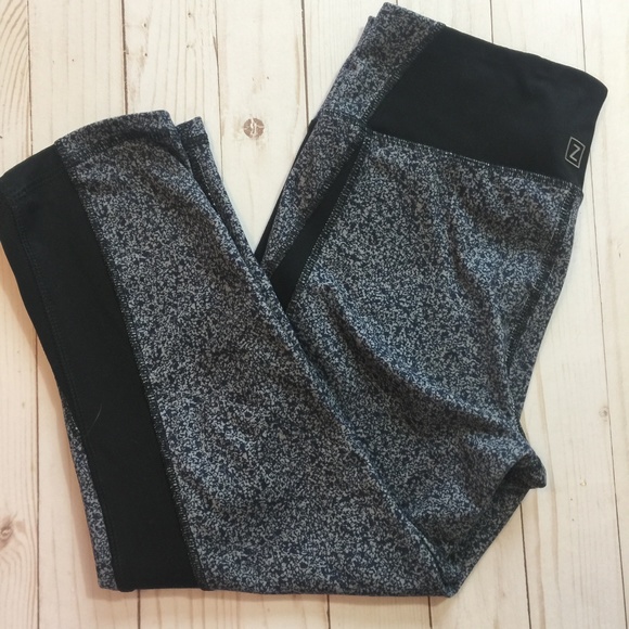 Z by Zobha Pants - Z by ZOBHA Capri Yoga Leggings Black & Gray M EUC